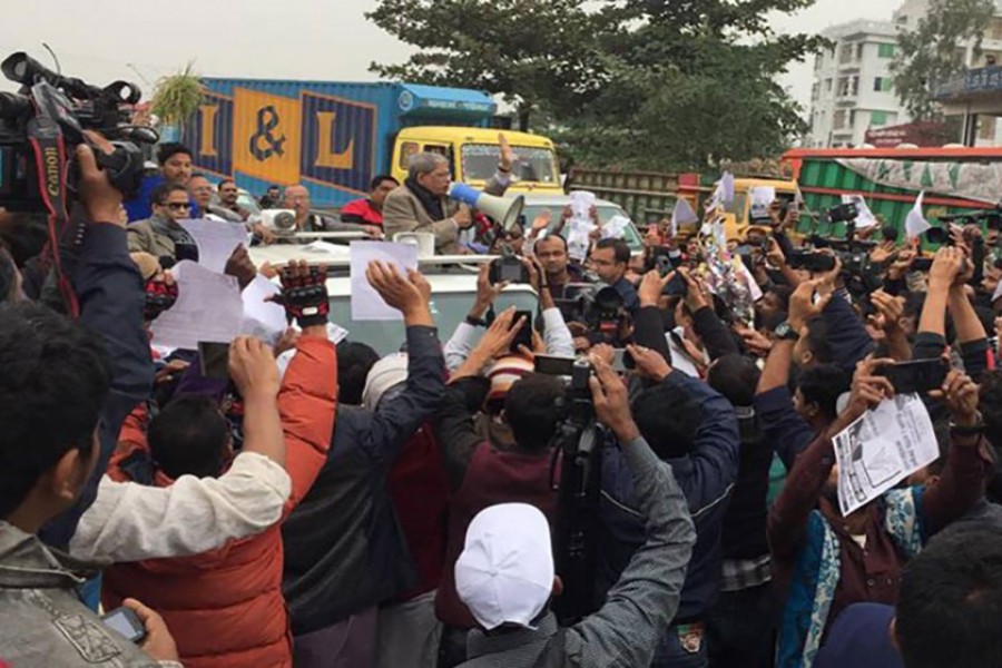 Bangladesh Nationalist Party secretary general Mirza Fakhrul Islam Alamgir addresses a wayside rally at Daudkandi on Wednesday. Photo: UNB