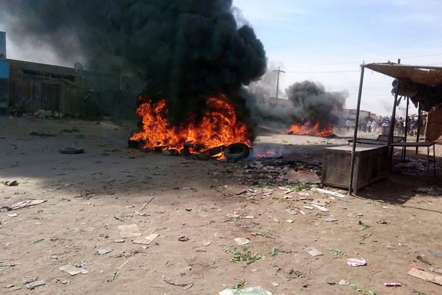 A bonfire is lit along the street during protests against price increases in Atbara, Nile River state in northeastern Sudan December 20, 2018 - REUTERS/El tayeb Siddig