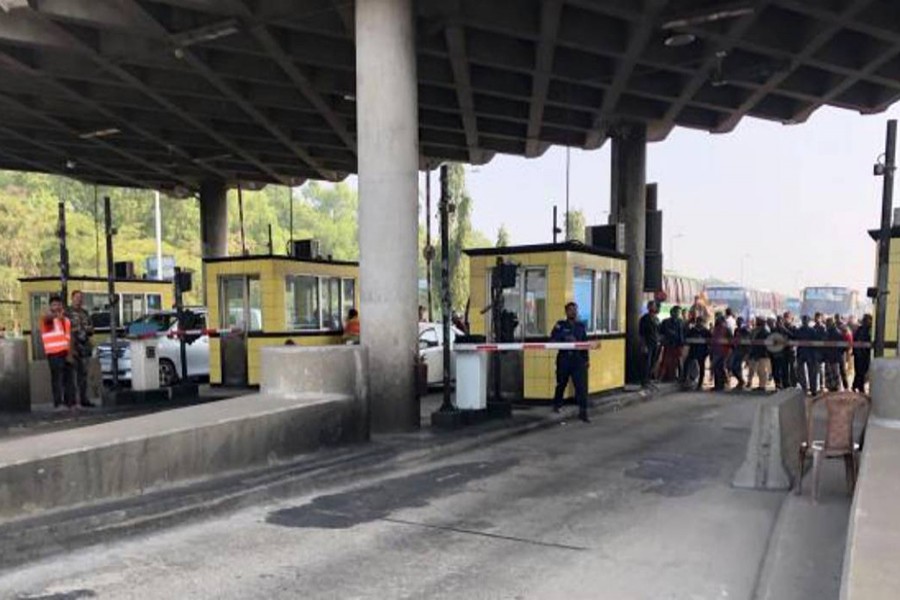 Traffic movement on both sides of Bangabandhu Bridge fails as computerised toll collection system breaks down on Sunday morning — UNB photo