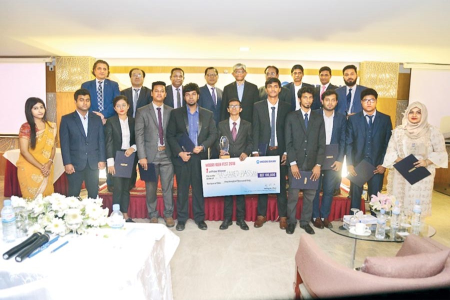 The dignitaries (top row) and the finalists (bottom row) of Woori Bank Idea Fest 2018 pose for a photo after the prize giving ceremony at the grand finale