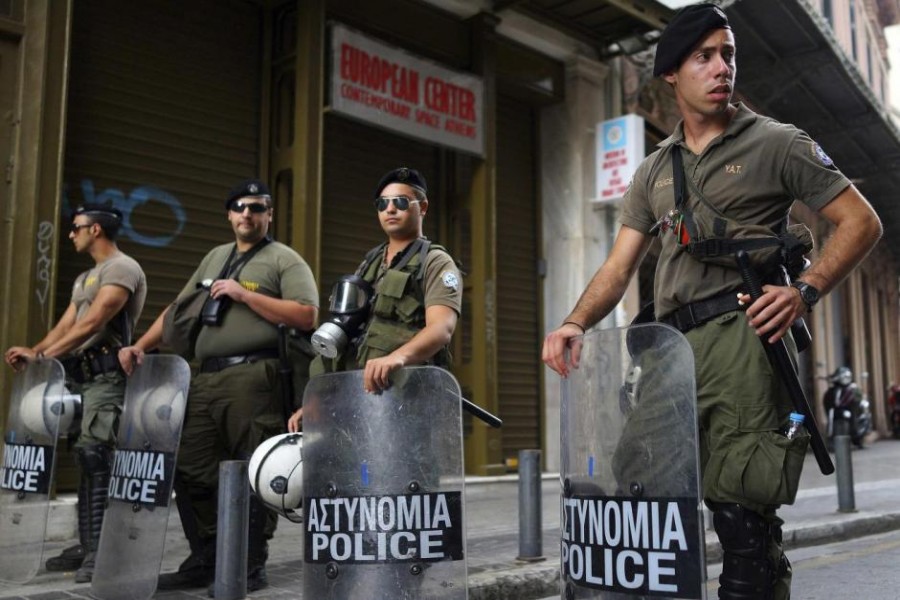 Members of a Special Police unit secure an area following a shoot-out in central Athens July 16, 2014 - REUTERS/Yannis Behrakis