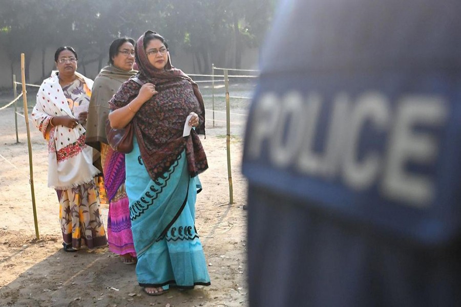 Bangladeshi voters wait in line outside a polling station in Dhaka.  Photo: Collected