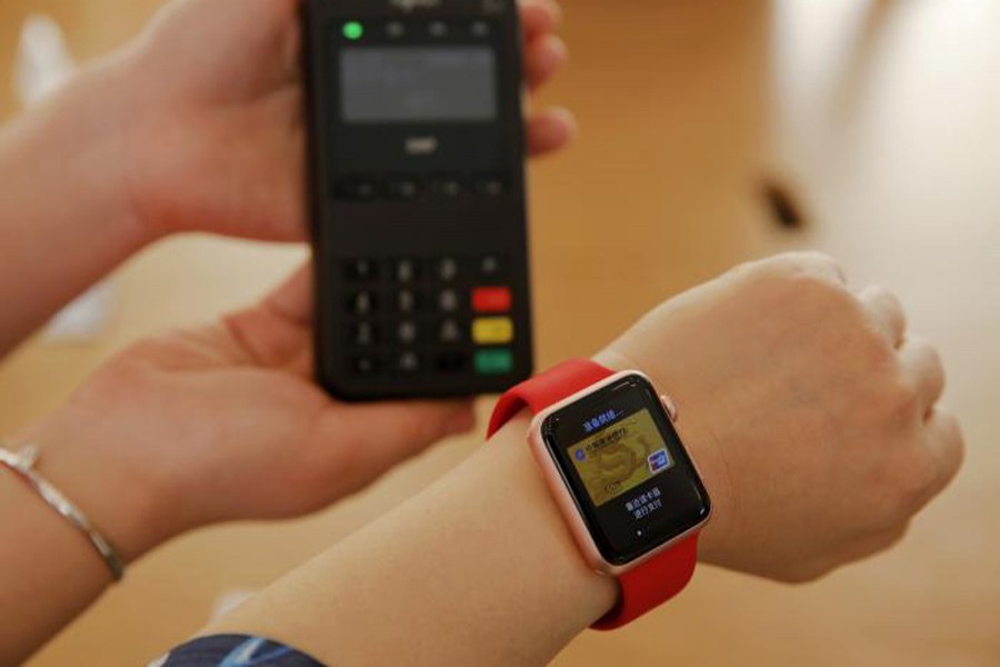 An Apple iphone 6 with Apple Pay is shown in this photo illustration in Encinitas , California, June 3, 2015. Reuters/Files