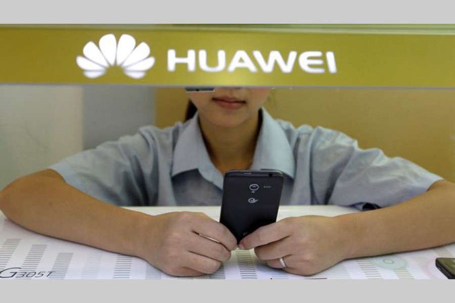 Huawei punishes staffs for posting official tweet via iPhone