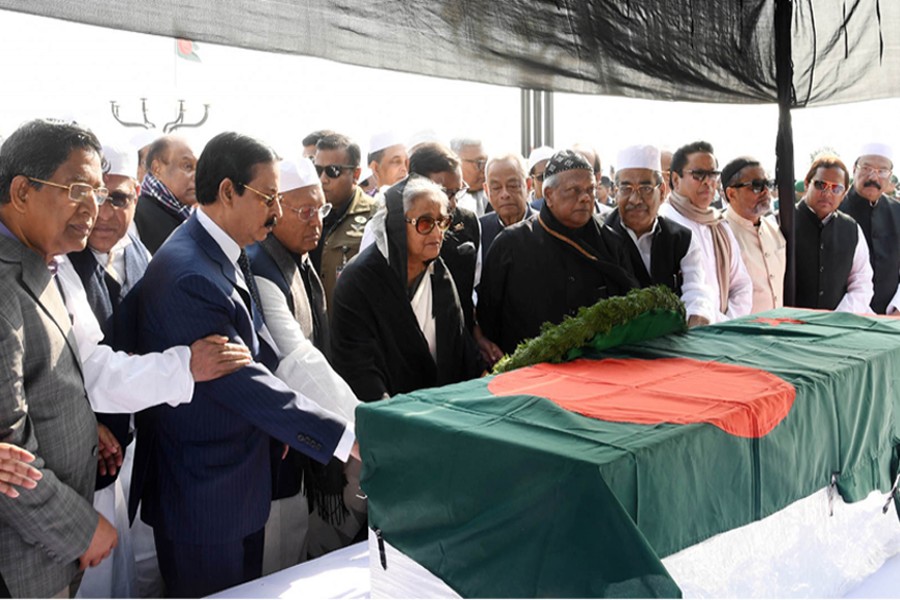 Awami League President and Prime Minister Sheikh Hasina, along with her party leaders, pays last respects to Public Administration Minister Syed Ashraful Islam, also former general secretary of the party, by laying flowers on his coffin at the South Plaza of the parliament building on Sunday. Photo: PID