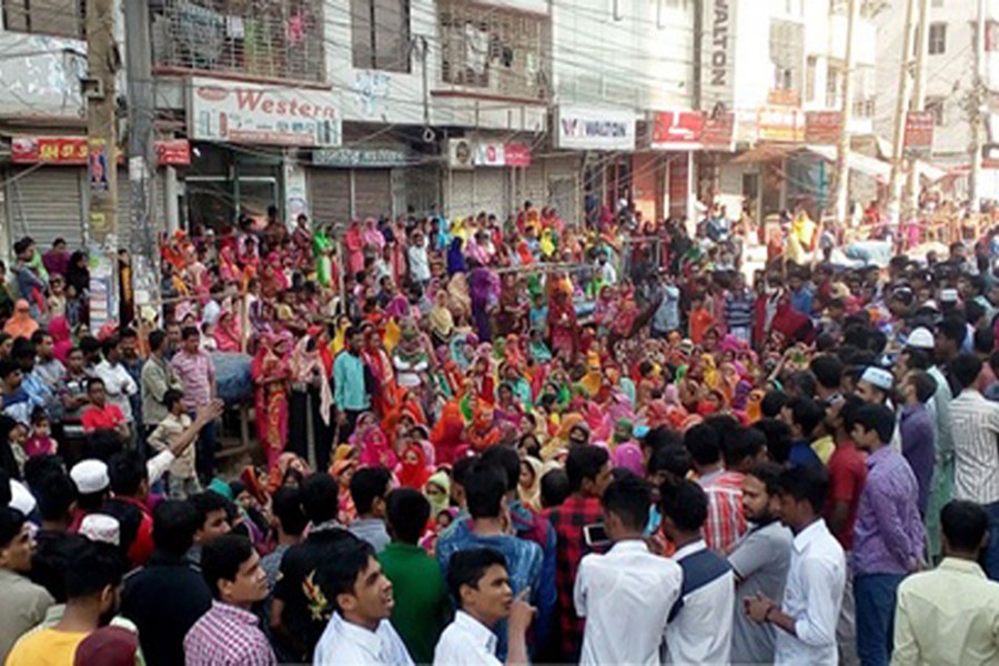 A view of garment workers taking to streets in Dhaka's Mirpur on Tuesday morning