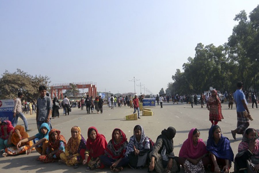 A view of garment workers taking to streets in Dhaka's Uttara on Tuesday morning