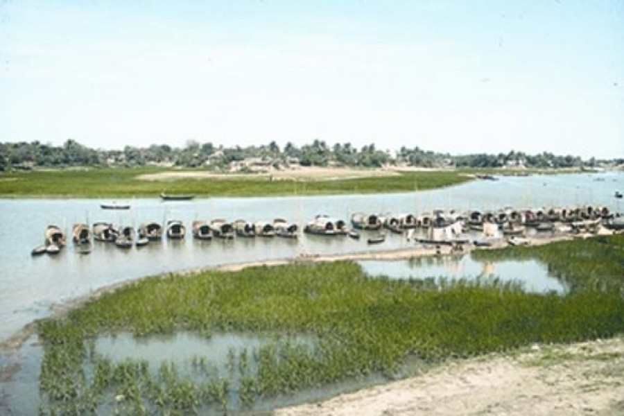 Bedeys leaving their traditional boat-homes, let the boat drift away aimlessly