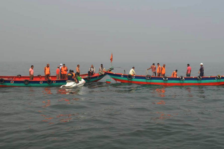 Rescue operation has rolled into the 5th consecutive day in the Meghna River in Munshiganj, Jan 19, 2019. Photo: UNB