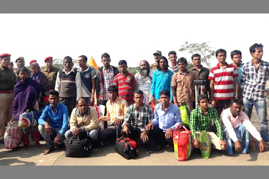 21 Bangladeshi nationals return home on Sunday, Jan 20, 2019. Photo: UNB