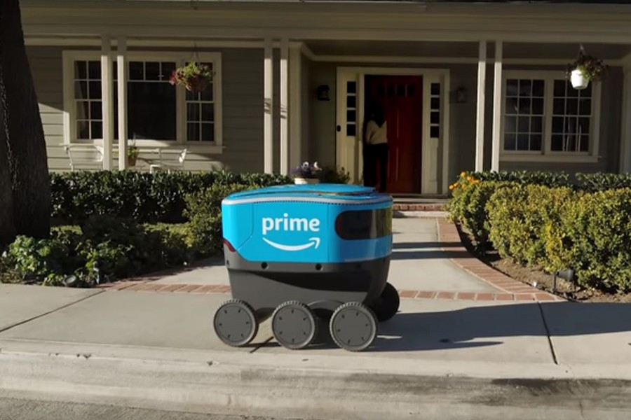 Amazon tries delivering parcels using six-wheeled robot couriers. Photo: TechRadar