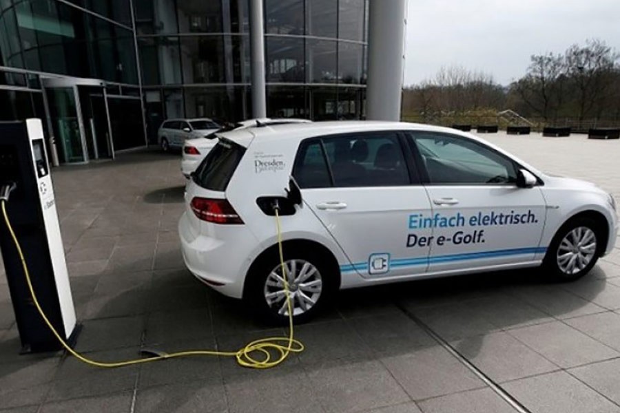 Volkswagen to manufacture mobile electric car recharging stations