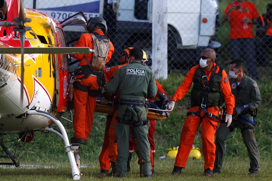 Members of rescue team on Sunday seen carrying a body recovered after a tailings dam owned by Brazilian mining company Vale SA collapsed, in Brumadinho, Brazil — Reuters photo