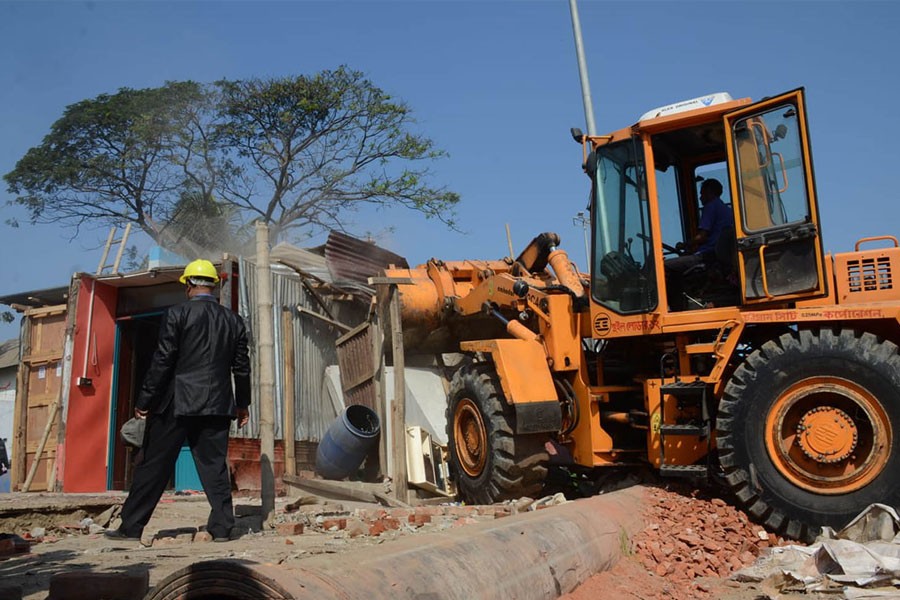 Around 200 structures stretching from Sadarghat to Barik Building area will be removed in the first phase - Focus Bangla photo