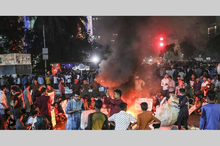 Quota-revival protesters block Shahbagh intersection