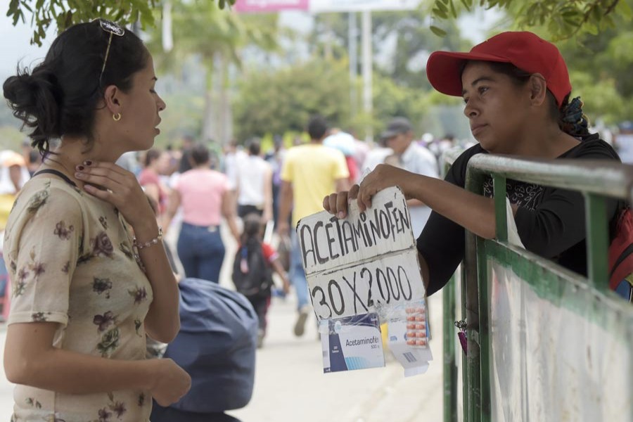 CÚCUTA: A woman selling painkillers in Cucuta, Colombia, near the Simon Bolivar International Bridge, in the border with Tachira, Venezuela on Saturday   	— AFP