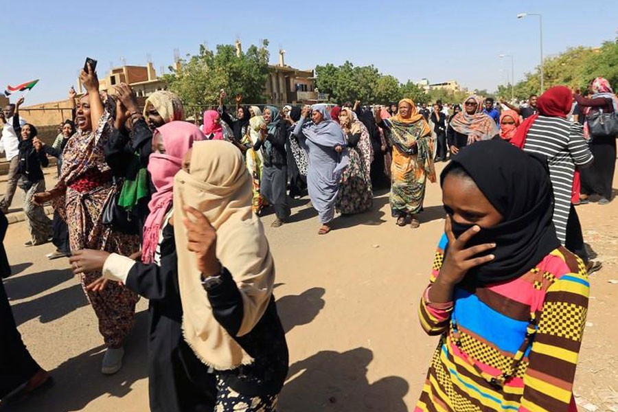 Sudanese women chant slogans near the home of a demonstrator who died of a gunshot wound sustained during anti-government protests in Khartoum, Sudan January 18, 2019 - REUTERS/Mohamed Nureldin Abdallah