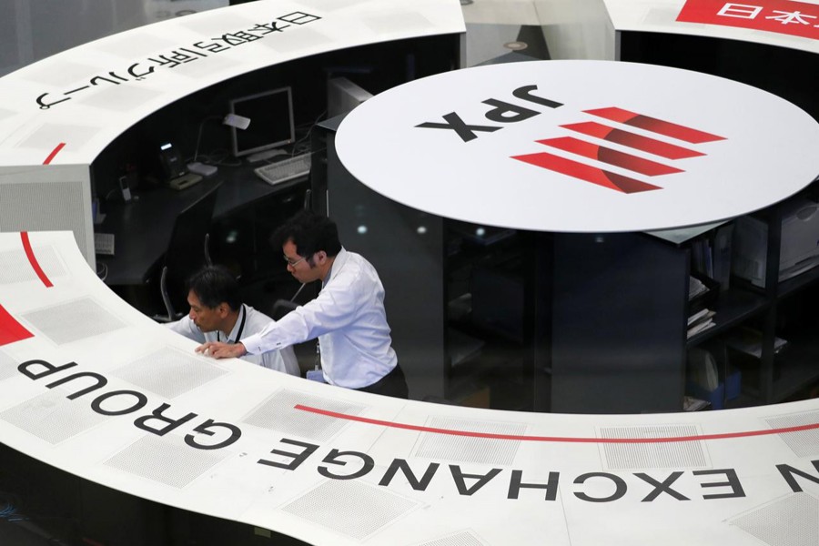 Employees of the Tokyo Stock Exchange (TSE) work at the bourse in Tokyo, Japan, October 11, 2018. Reuters/Files