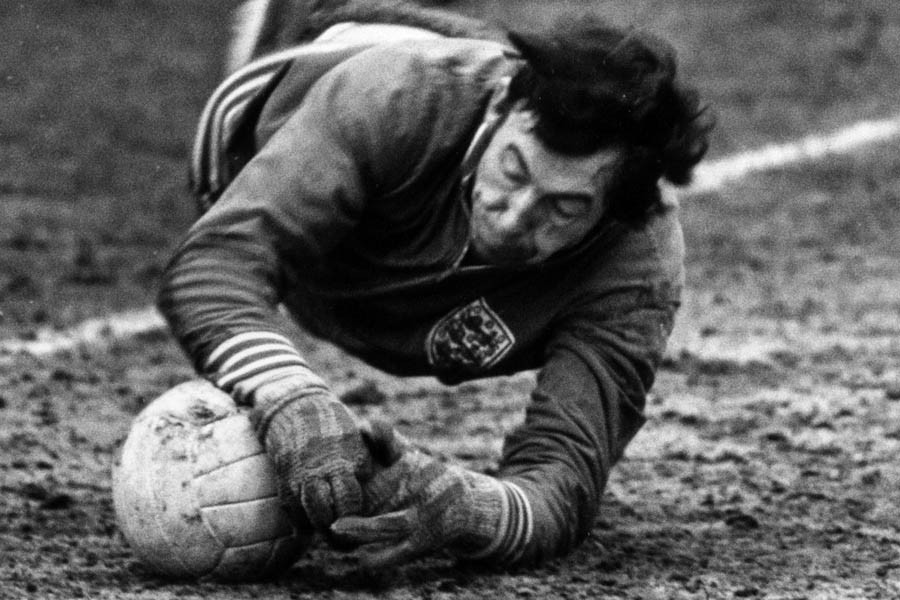 England’s World Cup winning goalkeeper Banks dies aged 81