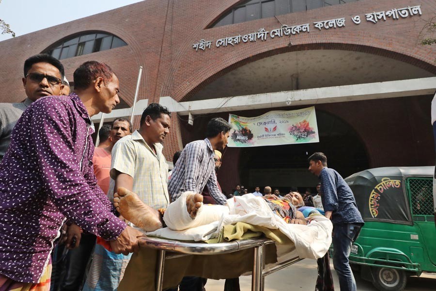 Shaheed Suhrawardy Medical College Hospital authorities bringing back the patients, who were shifted to different clinics after the fire incident at the hospital on Thursday. The picture was taken on Friday — FE photo