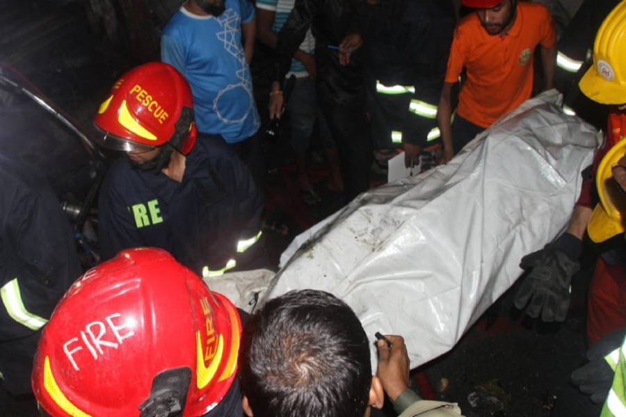 Chawkbazar fire victims being buried at Azimpur Graveyard