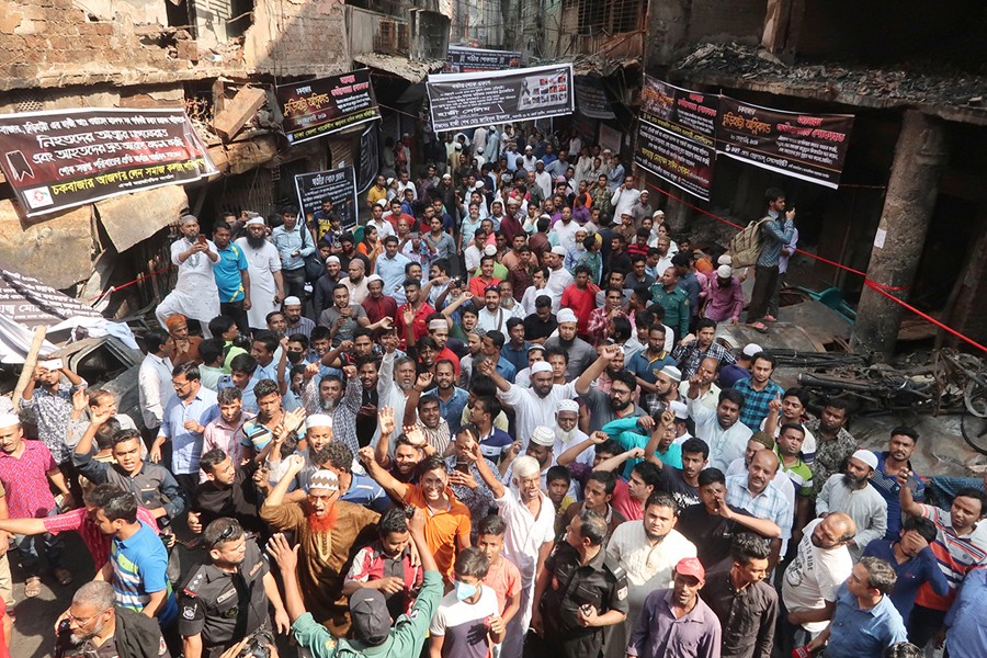 Locals bring out a procession in the Chawkbazar area of old Dhaka on Saturday demanding a ban on gas cylinder — FE Photo