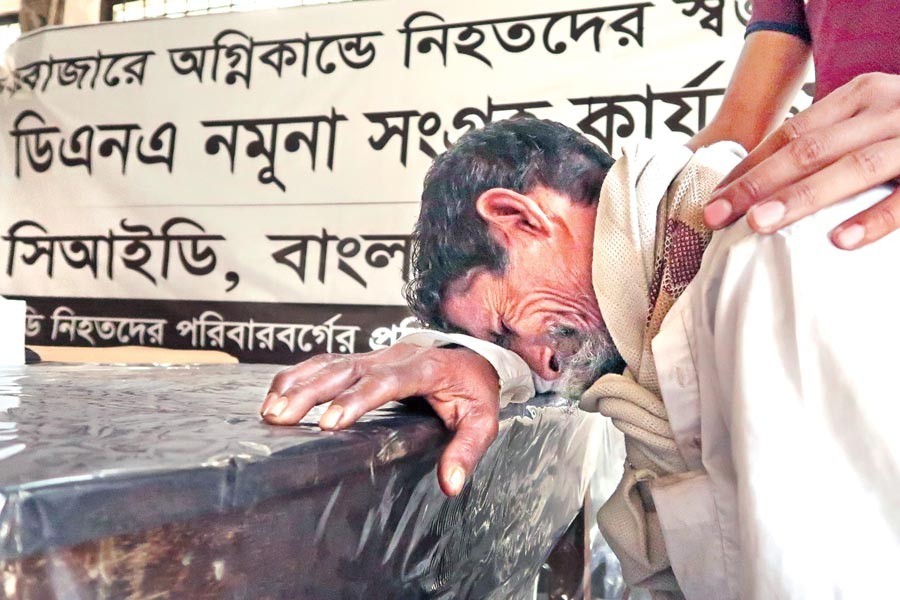 The father of a Chawkbazar fire victim wailing at Dhaka Medical College Hospital (DMCH) on Sunday while submitting a DNA sample for cross-matching to find his missing son — FE Photo by Shafiqul Alam