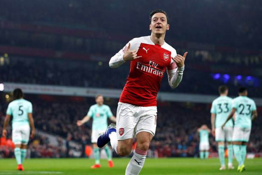 Arsenal hammers Bournemouth, keep CL qualification hope alive