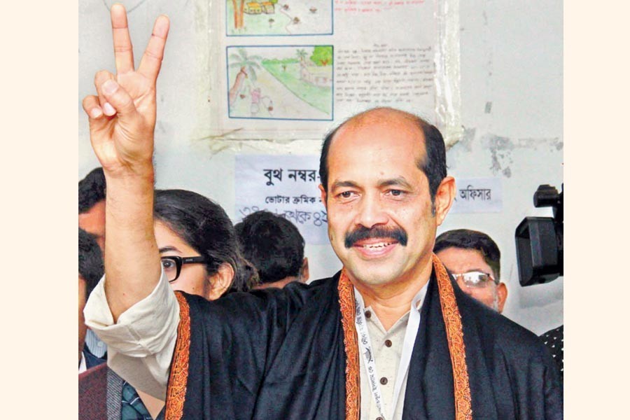 Dhaka North City Corporation mayor candidate Atiqul Islam showing the V-sign after casting his vote on Thursday