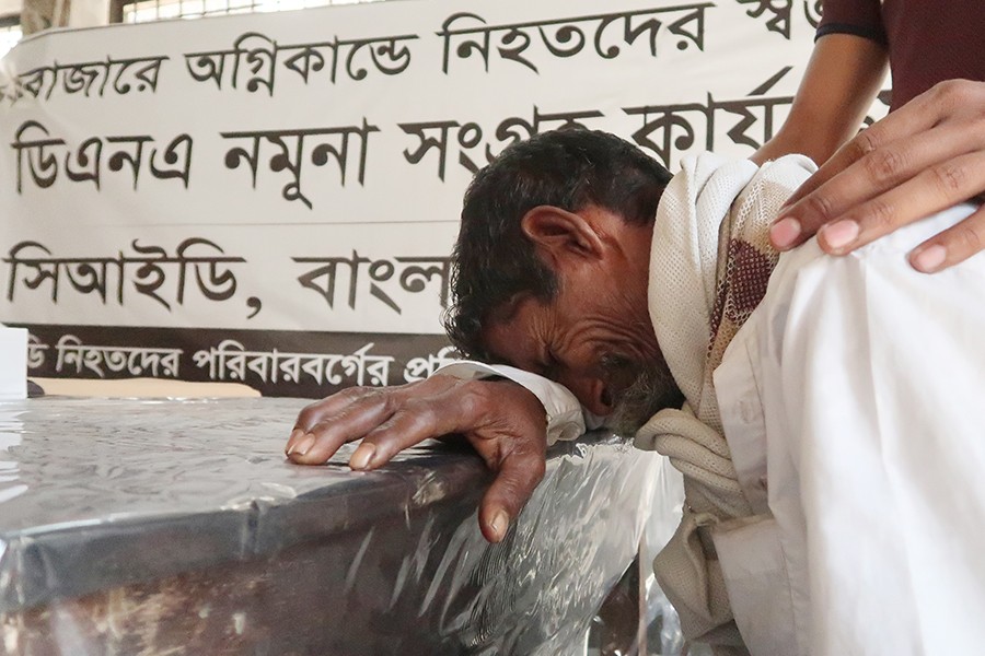 The father of a Chawkbazar fire victim wailing at the Dhaka Medical College Hospital (DMCH) on February 24 while submitting a DNA sample for cross-matching to find his missing son — FE/File