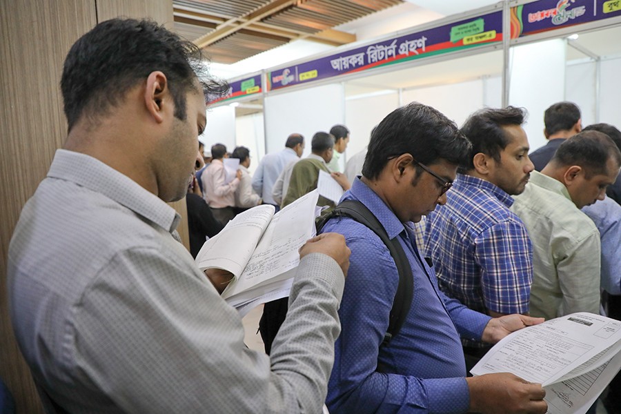 Taxpayers seen in the e-payment booths in one of the Income Tax Fair venues in Dhaka — FE/File