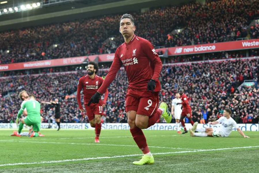 Liverpool keeps title hopes alive