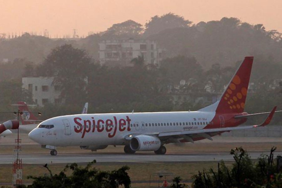 A SpiceJet Boeing 737-800 aircraft taxis on the tarmac after landing at Chhatrapati Shivaji international airport in Mumbai November 26, 2012 – Reuters file photo