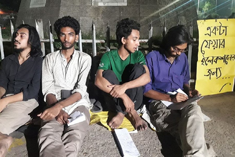 Five students of Dhaka University (DU) start hunger strike at the foot of Raju Sculpture on Tuesday evening, demanding fresh elections to its central student union and hall unions — UNB photo