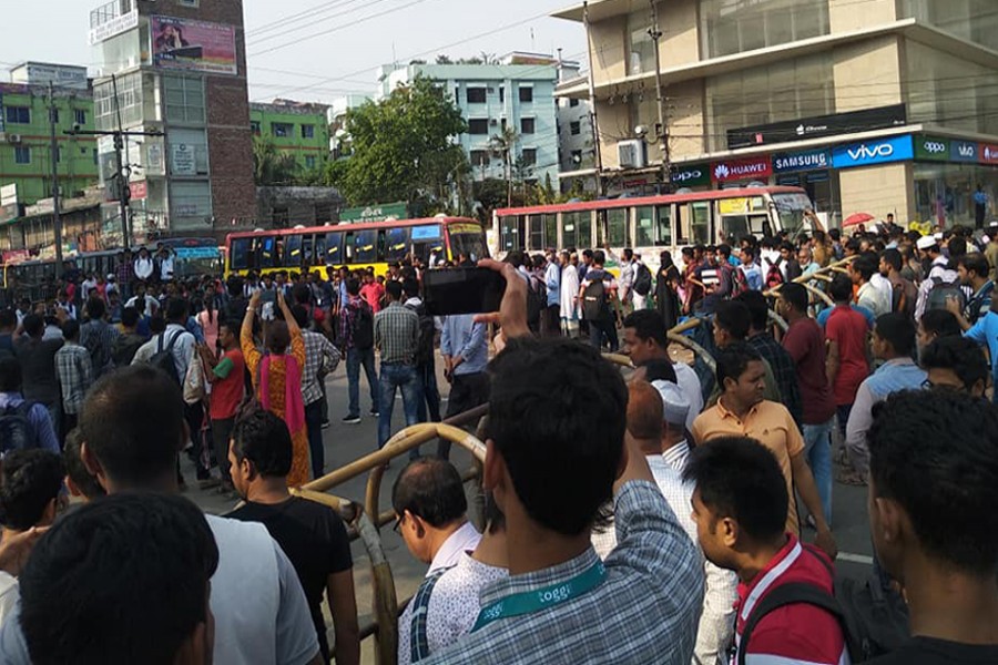 Students in their hundreds block the road in front of the Jamuna Future Park in Dhaka city in protest against the death of a fellow of them on Tuesday morning. Traffic Alert/Facebook