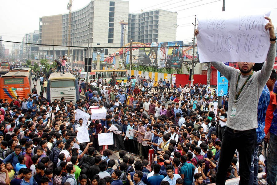 Students in their hundreds from BUP, North South University, and Siddheshwari College blocked the road in front of Jamuna Future Park in the city on Tuesday and started protesting the death of Abrar — Focus Bangla photo