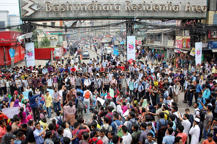 Students, in the wake of Abrar’s death, demonstrated in front of Bashundhara Residential Area's main gate on Tuesday to force the authorities accept their demands — Focus Bangla photo