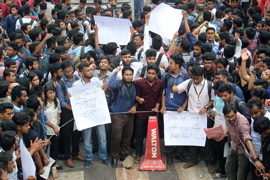 Students, in the wake of Abrar’s death, demonstrated in front of Bashundhara Residential Area's main gate on Tuesday to force the authorities accept their demands — Focus Bangla photo