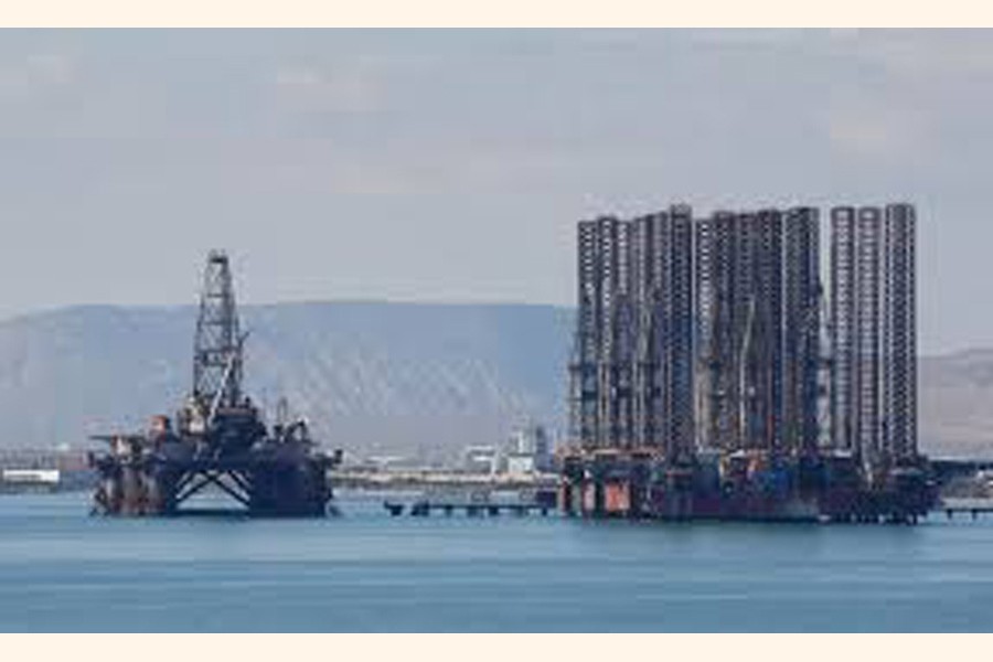 An offshore oil rig is seen in the Caspian Sea near Baku, Azerbaijan   	 Reuters