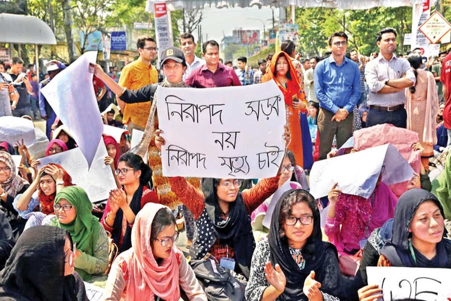 Students of Sylhet Agricultural University demonstrating on the campus on Sunday over the death of their fellow student Mohammed Wasim, as he was 'pushed off' a moving bus on Saturday — Focus Bangla