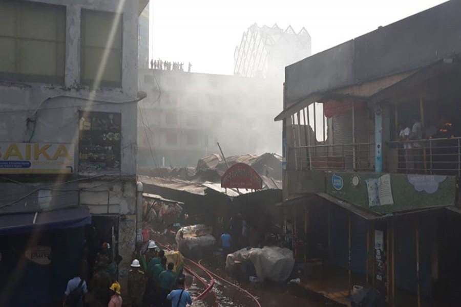 Fire breaks out at Gulshan DNCC kitchen market on Saturday morning