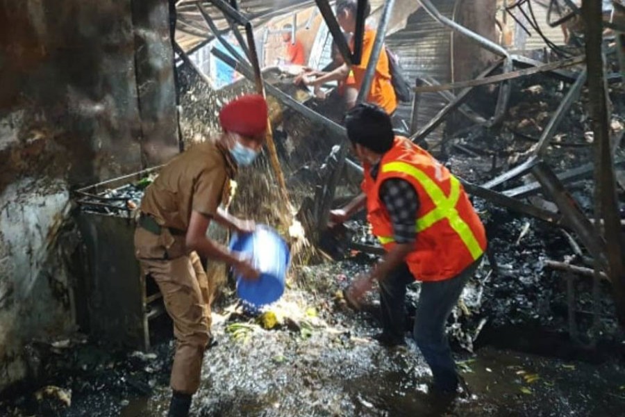 Water crisis leads to delay in dousing Gulshan 1 DNCC market fire: Official