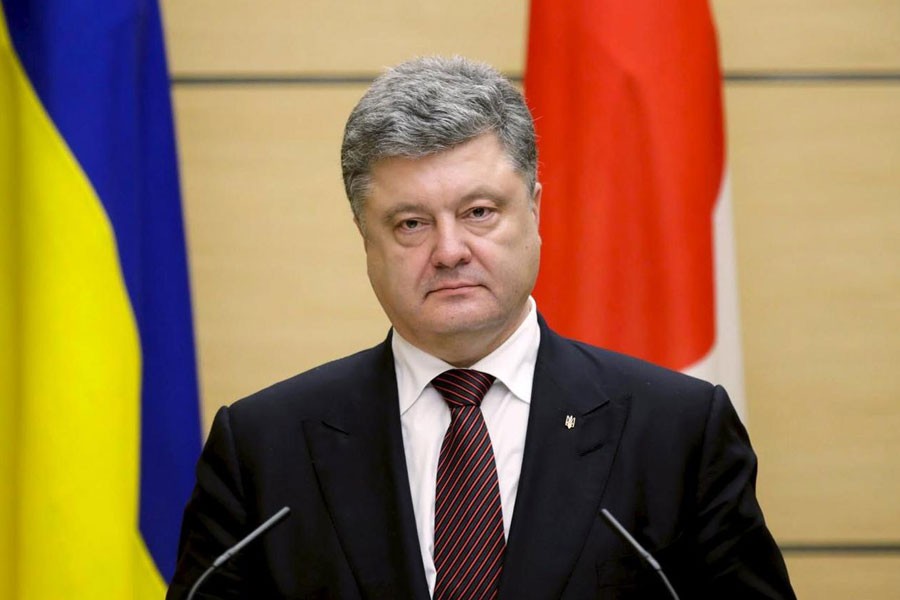 Ukrainian President Petro Poroshenko attends a press briefing with Japanese Prime Minister Shinzo Abe (not pictured) after talks at Abe's official residence in Tokyo, Japan, April 6, 2016 - REUTERS/Kimimasa Mayama/Pool