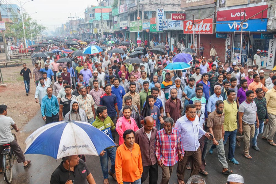 The workers of state-owned jute mills in Khulna region seen on the streets to press home their demands — Focus Bangla file photo