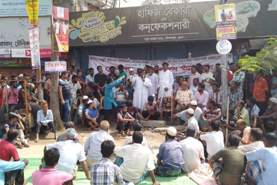 Jute mills workers put barricade on Khulna-Jashore road for the second consecutive day of their strike on Wednesday — UNB photo