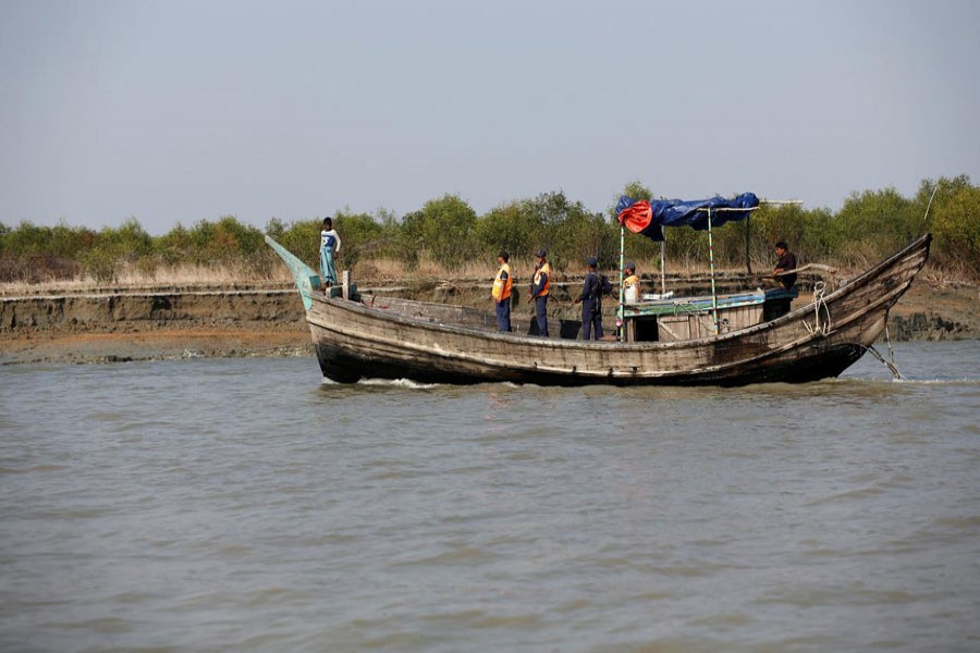 A Bangladeshi coast guard vessel approaches the Thengar Char island in the Bay of Bengal, Bangladesh, February 2, 2017. Reuters/Files