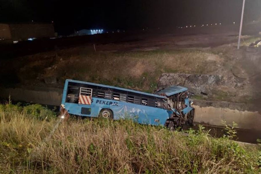 A picture of the bus in the drain taken from the Info Kemalangan Jalan Raya (Road Accident Information) Facebook page.