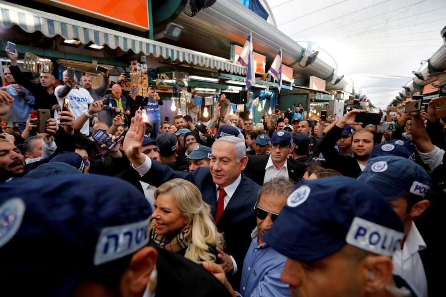 Israel Prime Minister Benjamin Netanyahu and his wife Sara visit a market in Tel Aviv, Israel April 2, 2019 - REUTERS/Tomer Appelbaum/File Photo