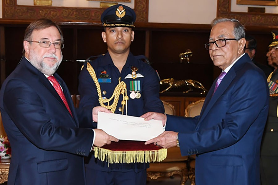 Six non-resident envoys present credentials to President