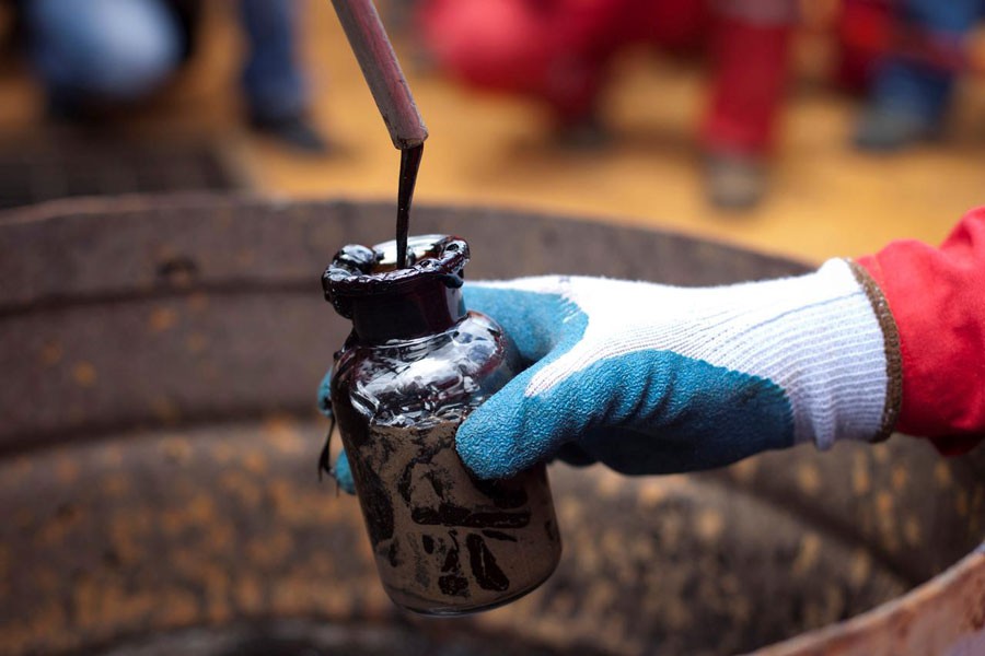 A worker collects a crude oil sample at an oil well operated by Venezuela's state oil company PDVSA in Morichal, Venezuela, July 28, 2011. Reuters/File Photo